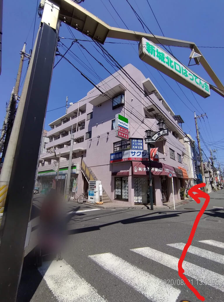 商店街から見るマンションの画像